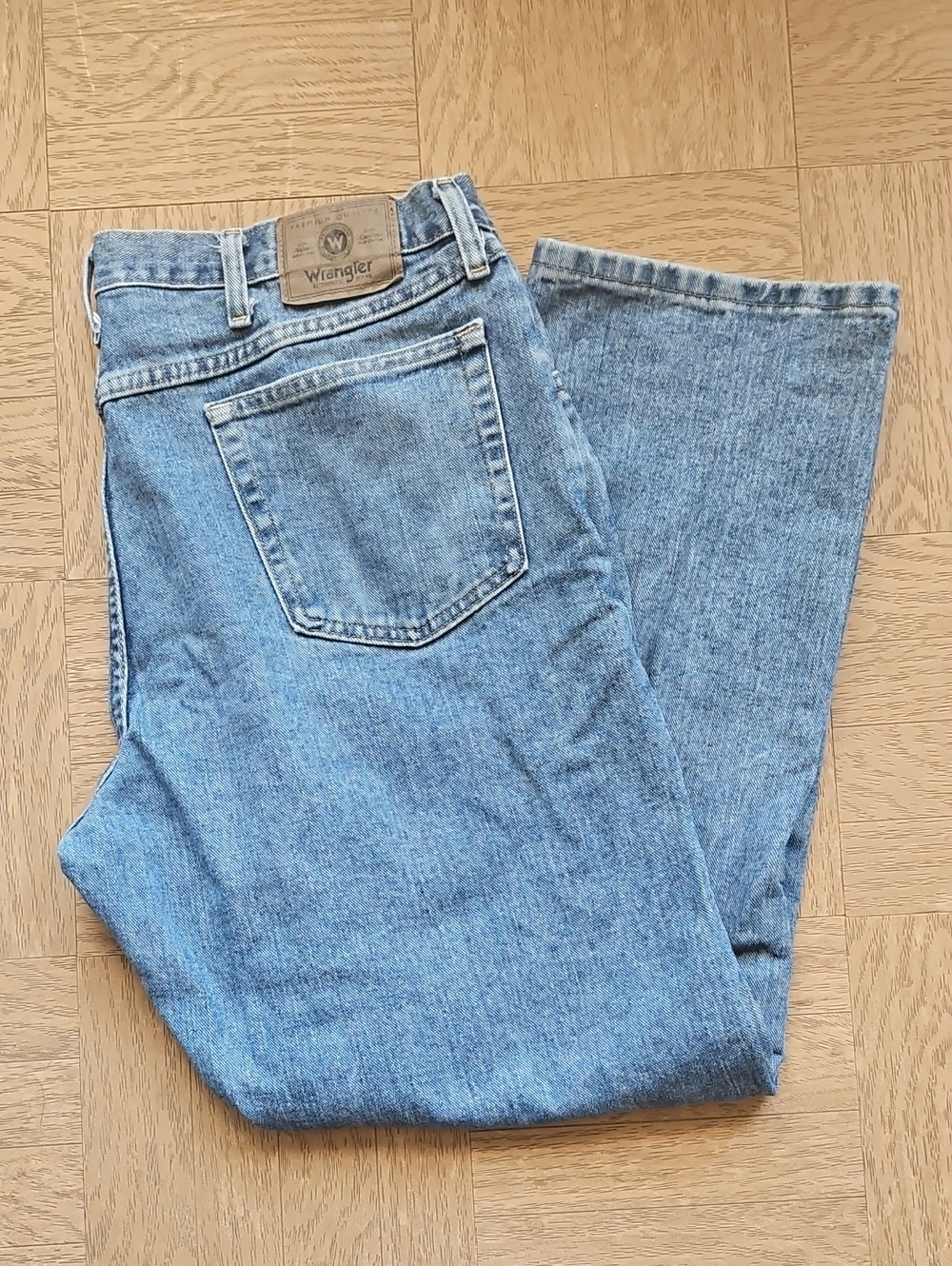 Wrangler Men's Light Blue Relaxed Fit Jeans